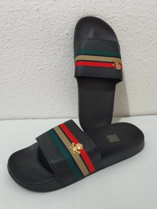 Sandalias negras con rayas multicolor y calavera