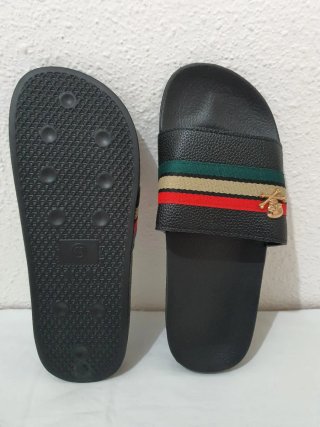 Sandalias negras con rayas multicolor y calavera