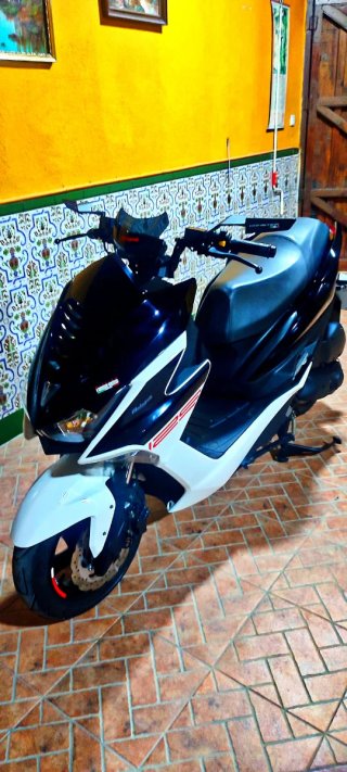 Malaguti Missión 125 Scooter Negra/Blanca