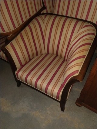 Sillones de tela y madera a rayas