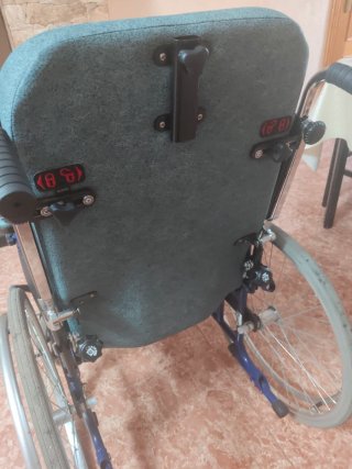 Silla de ruedas azul