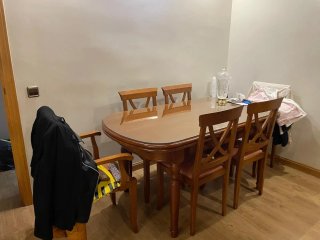 Mesa de comedor y sillas de madera