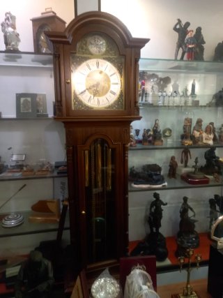 Reloj de pie clásico madera