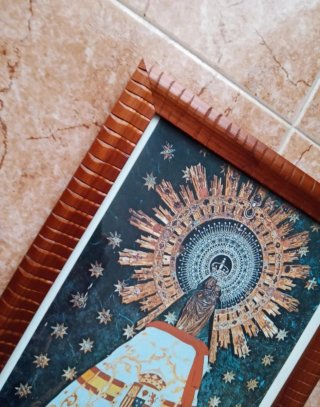 Cuadro religioso con marco de madera