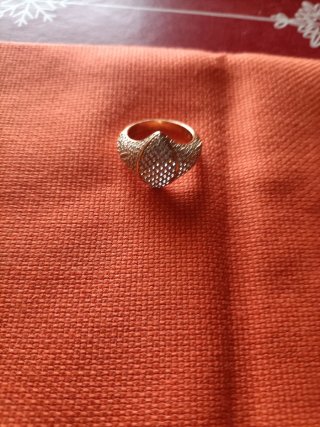 Anillo dorado grande con circonitas
