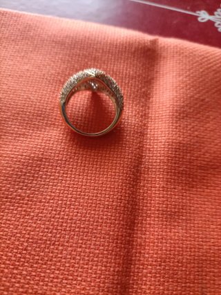 Anillo dorado grande con circonitas