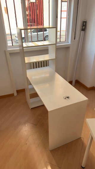 Escritorio blanco de madera