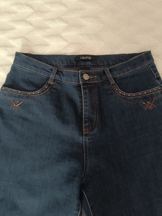 Pantalón vaquero recto con detalles