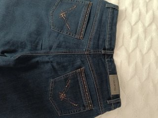 Pantalón vaquero recto con detalles