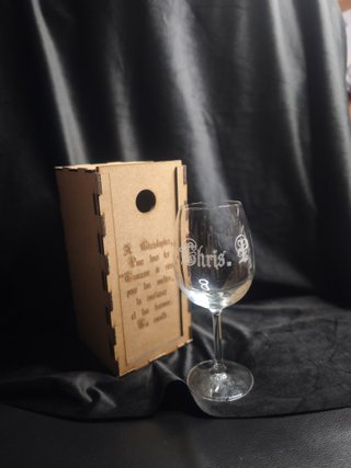 Copa grabada con caja de madera