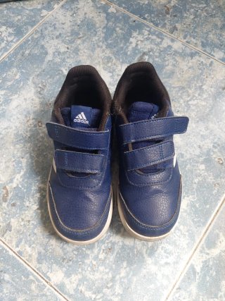 Zapatillas Adidas niño azul. Número 31