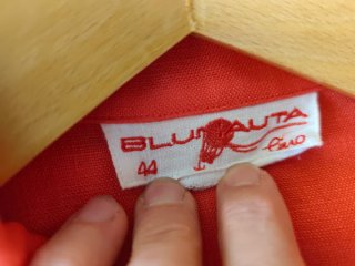 Chaqueta corta color rojo vivo
