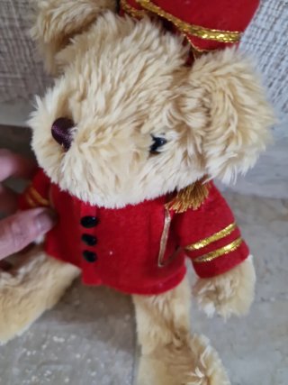 Oso de peluche con uniforme de gala