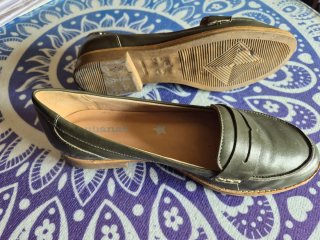 Zapatos mocasines marrones y verde oliva