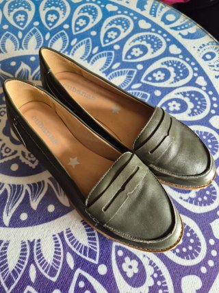 Zapatos mocasines marrones y verde oliva