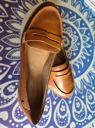 Zapatos mocasines marrones y verde oliva