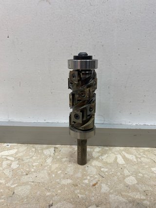 (TARA) FRESADORA DEWALT "DWE627KT"