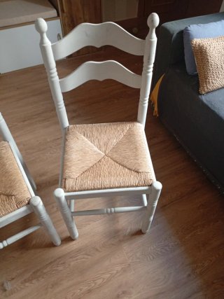 Juego de 2 sillas de madera con asiento de mimbre
