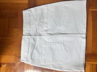 Falda blanca con cinturón