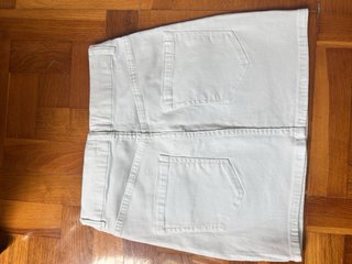 Falda blanca con cinturón