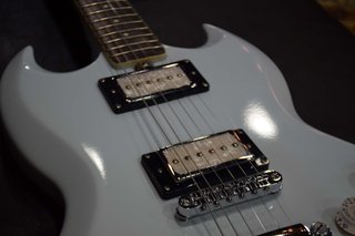 Guitarra Eléctrica Eko SG Blanca