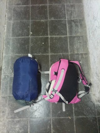 Set mochila rosa y saco de dormir azul senderismo