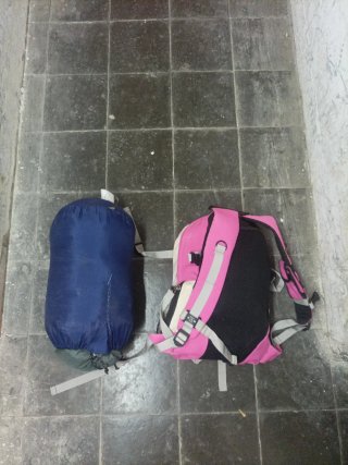 Set mochila rosa y saco de dormir azul senderismo