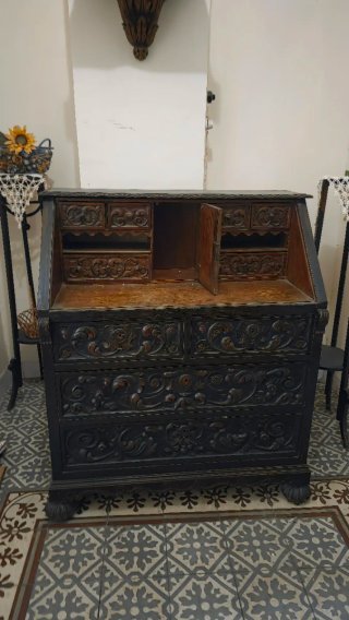 Escritorio antiguo s. XIX madera tallada