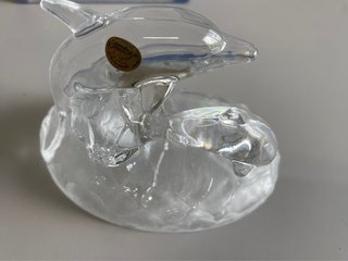 Figura de cristal de delfines
