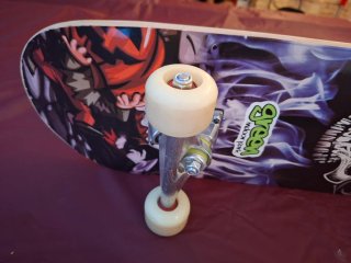 Patineta con diseño de calavera y llamas
