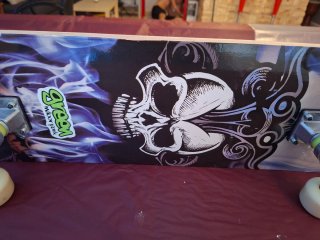 Patineta con diseño de calavera y llamas