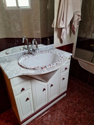 Lavabo de baño de cerámica y mármol