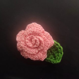 Broche rosa artesanal elegante crochet ganchillo