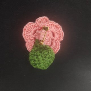 Broche rosa artesanal elegante crochet ganchillo