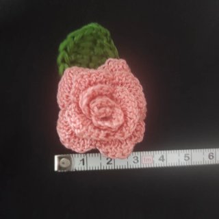 Broche rosa artesanal elegante crochet ganchillo