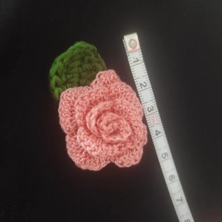 Broche rosa artesanal elegante crochet ganchillo