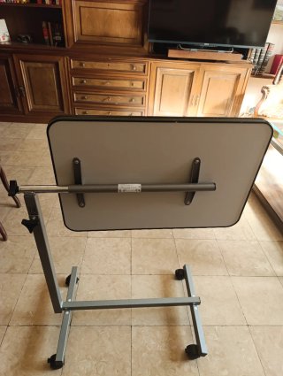 Mesa auxiliar plegable con ruedas