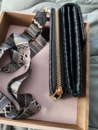 Cartera/porta móvil negro y dorado
