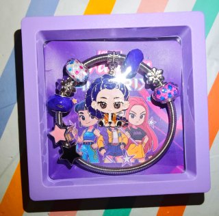 Pulsera Huntrix con charms