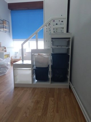 Escalera Ikea con cubos de almacenaje