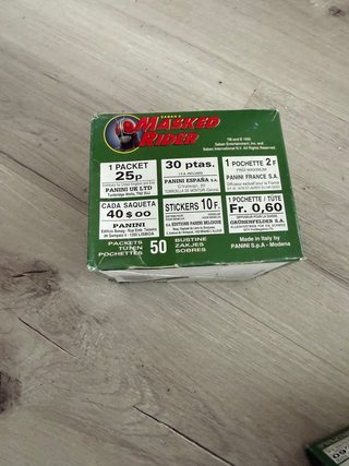 Caja 50 sobres cerrados Masked Rider de Panini
