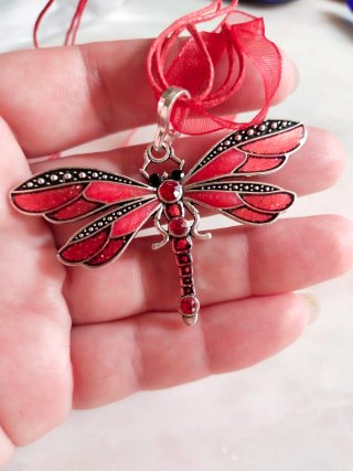 Collar libélula rojo y plateado
