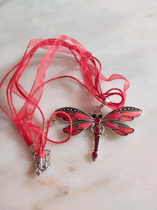 Collar libélula rojo y plateado
