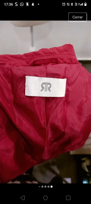 Gabardina roja con cinturón