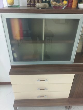 Mueble de salón oscuro madera y cristal