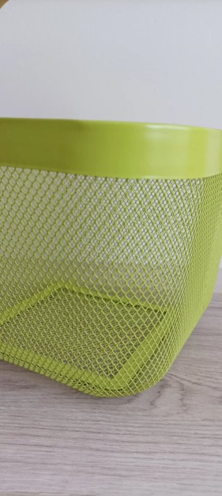Cesta verde metálica con asa de madera