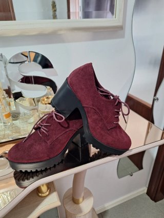 Zapatos de tacón burdeos con cordones