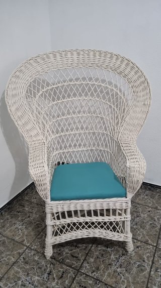 Sillón Orejero Mimbre Blanco con Cojín Turquesa