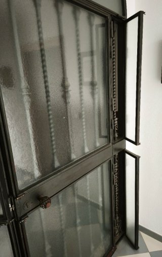 Cancela de hierro forjado con cristal