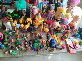 Lote de figuras y juguetes variados